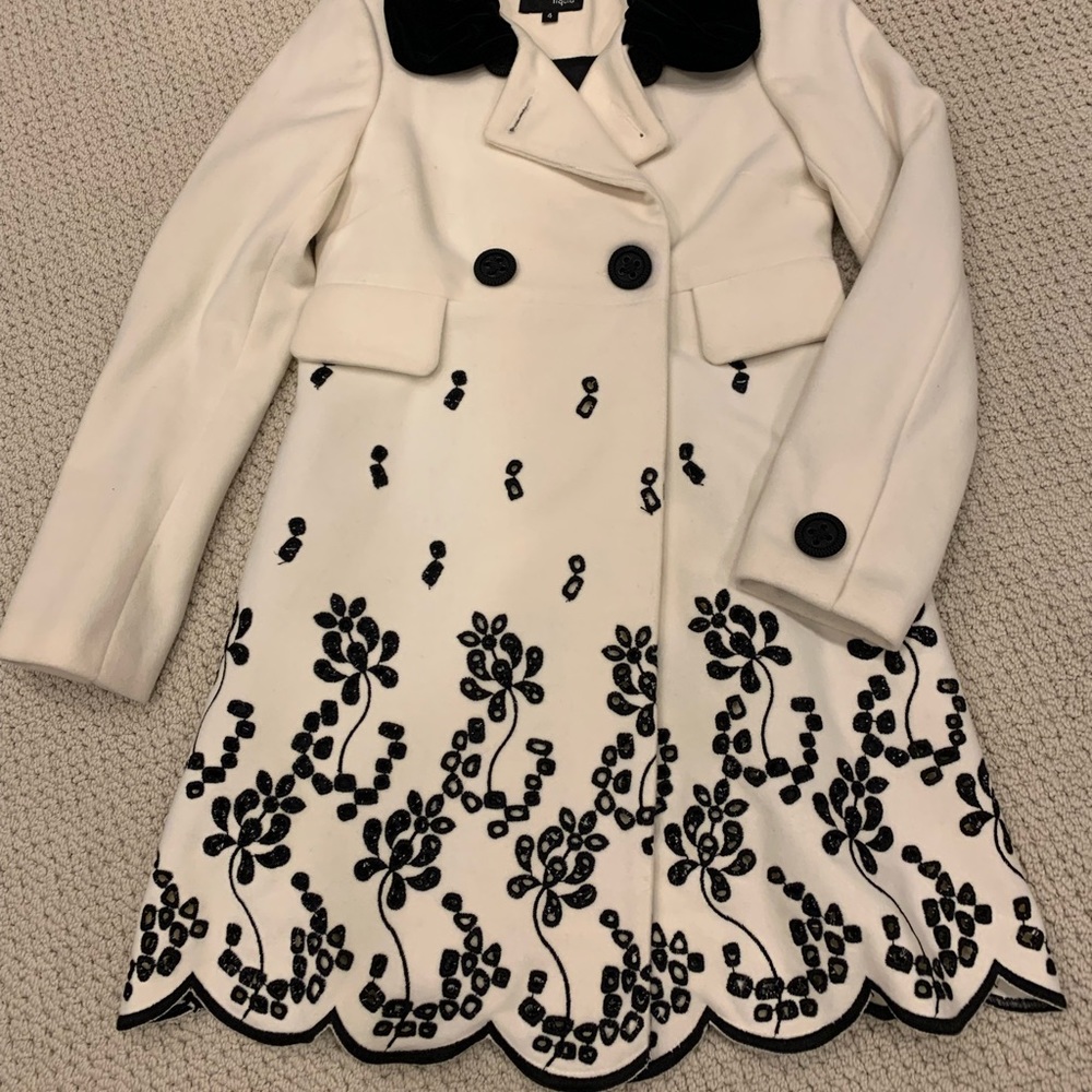Gorgeous Overcoat with delicate details and velvet collar
